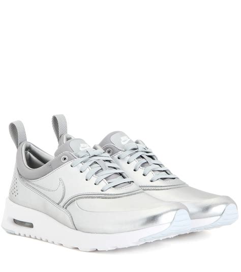 silber nike schuhe